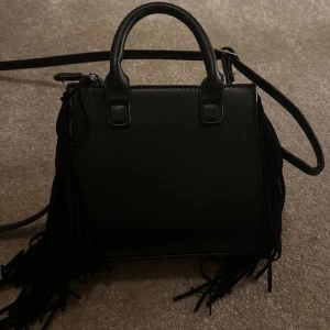 Liten väska   - Liten väska som passar till allt. Använd ett fåtal gånger, som nyskick. Likt en maje väska. 