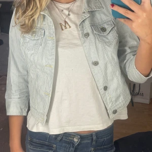 Jeans jacka - Säljer min trekvartsärmad jeansjacka! Den är superfin och väl använd💓
