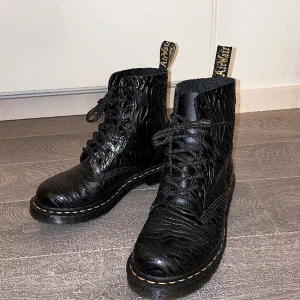 Dr Martens - Säljer nu mina helt nya, oanvända Dr Martens endast testade. Storlek 37, nypris 1 258kr Kan hämtas upp i Helsingborg, postar ifall det önskas.✨ 