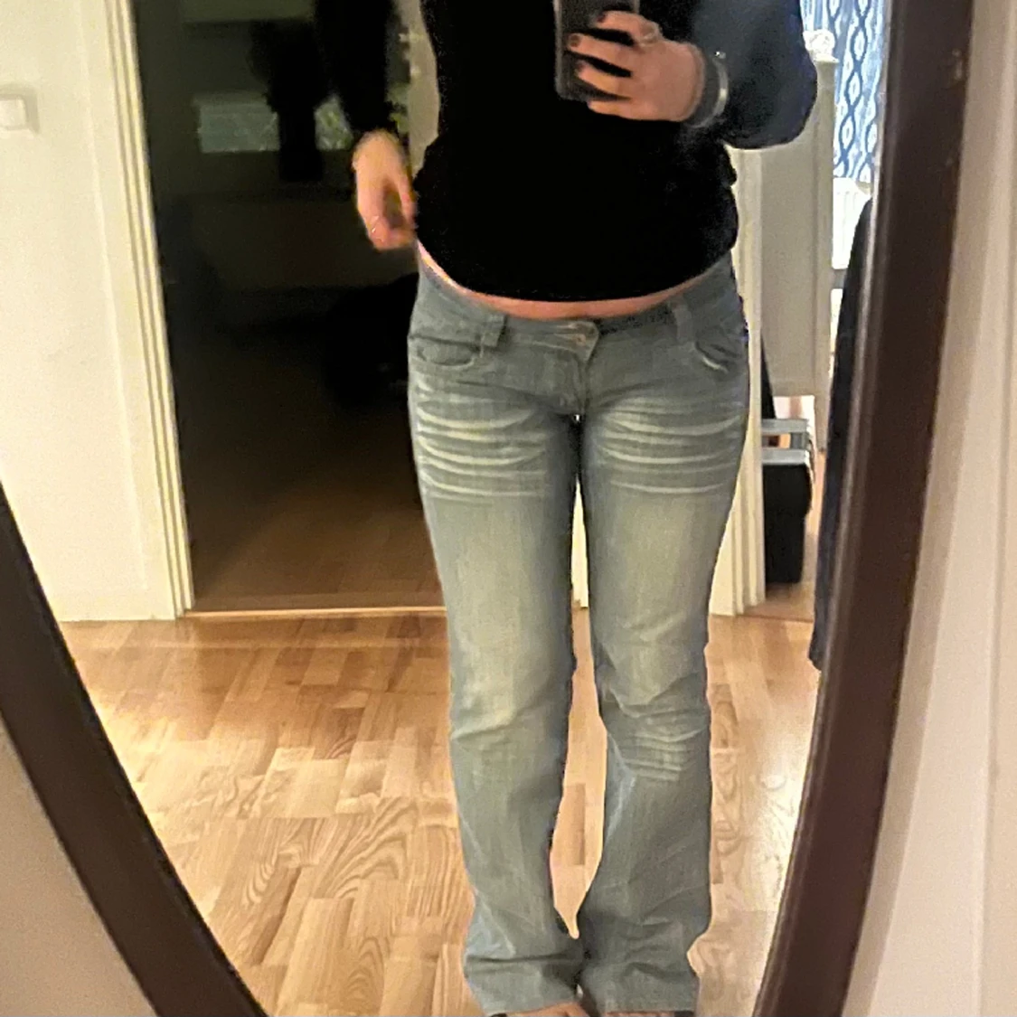 lågmidjade utsvängda jeans  - 90