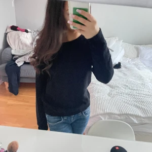 Vila tröja  - Säljer denna sköna och mysiga tröjan som passar perfekt nu i vinter, den är lite nopprig (ses på bild 2) och därav priset. Bara att dm:a för fler bilder eller funderingar!