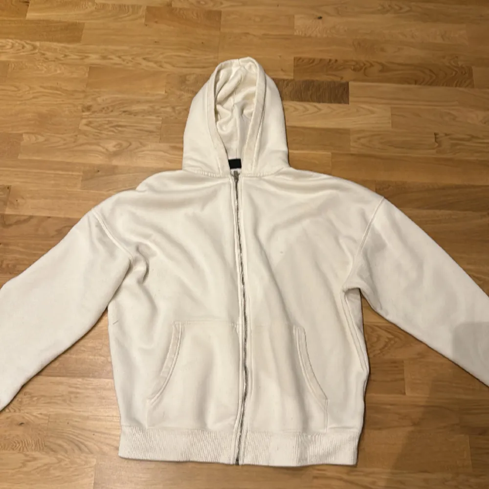 En riktig snygg zip hoodie från som köptes för 499kr Köptes nån månad sen men har används 1-2 gånger Skick 10/10 🙌. Tröjor & Koftor.
