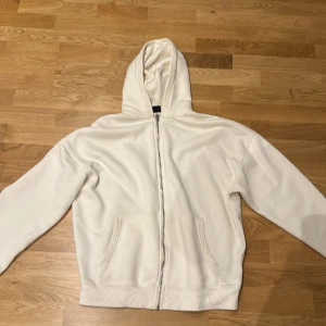 Zip hoodie - En riktig snygg zip hoodie från som köptes för 499kr Köptes nån månad sen men har används 1-2 gånger Skick 10/10 🙌