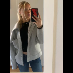 NAKD grå kort kappa - Säljer min gråa kappa från NAKD, endast använd lite under hösten. Storlek 36, passar xs-m. 