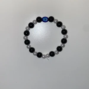 Armband ”Evil eye” - Säljer nu detta superfina armbandet kallat ”Evil eye” 🧿. Armbandet består av en glaspärla resten plastpärlor. Armbandet har justerbart band. 