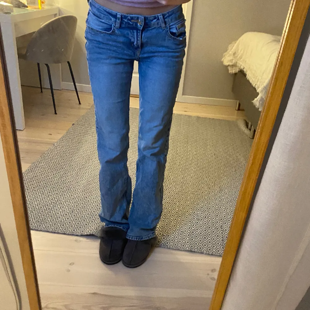 Skitsnygga jeans från hm💕💕säljer pga har andra jag använder mer. Väl använda men inga tydliga defekter!. Jeans & Byxor.