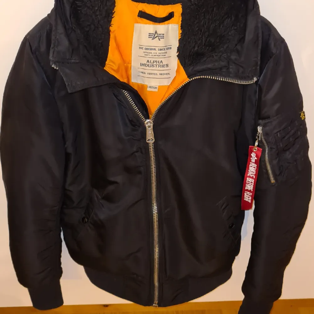 Hej!  Alpha industries jacka med fodrad huva samt två innerfickor i svart med orange innertyg. Kommer ifrån rökfritt samt djurfritt hem o är fläckfri. Snyggaste jackan jag haft men är tyvärr för liten nu i storlek medium. Nypriset 2599:-. Jackor.