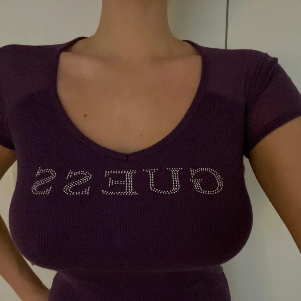 En lila t-shirt från märket Guess, i mycket gott skick 💖 storlek L men funkar för de flesta då den är stretchig ❤️ jag på bilder brukar bära M i toppar! . Toppar.