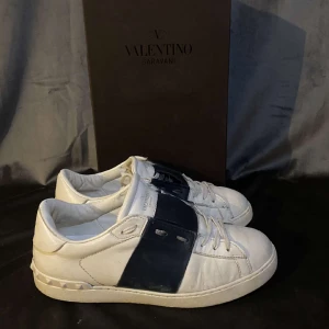 Valentino skor - !STEAL! Säljer nu dessa feta Valentinos i ett bra skick till ett riktigt bra pris. Mitt pris är 1799 och nypris ligger på 6000kr. Box tillkommer endast och äktenhetsbevis finns. Pris kan diskuteras vid snabba affär!🥂🍾⚜️