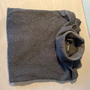 Polotröja Boss, str M - Mörkgrå finstickad polotröja i fint skick. Mycket lite använd 