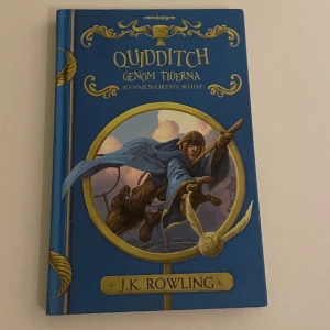 harry potter quidditch genom tiderna  - bra skick dock ett litet märke på baksidan men det är inget man tänker på! en form av fakta bok om sporten quidditch ifrån harry potter:)