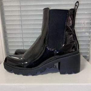 Snygga boots som inte kommer till användning längre 🤎 I gott skick och säljes för 299:- 