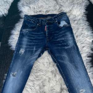 dsquard jeans jätte fina 7-8 skick storlek 30 men tror att de passar till mindre storlek även. tveka inte på att skriva om du e intresserad pris kan diskuteras 