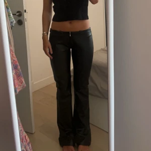 Lågmidjade skinnbyxor  - Lågmidjade skinnbyxor från Miss Sixty🩷🖤Köpta i Italien i somras, midjemått 38cm och innerbenslängd 80cm