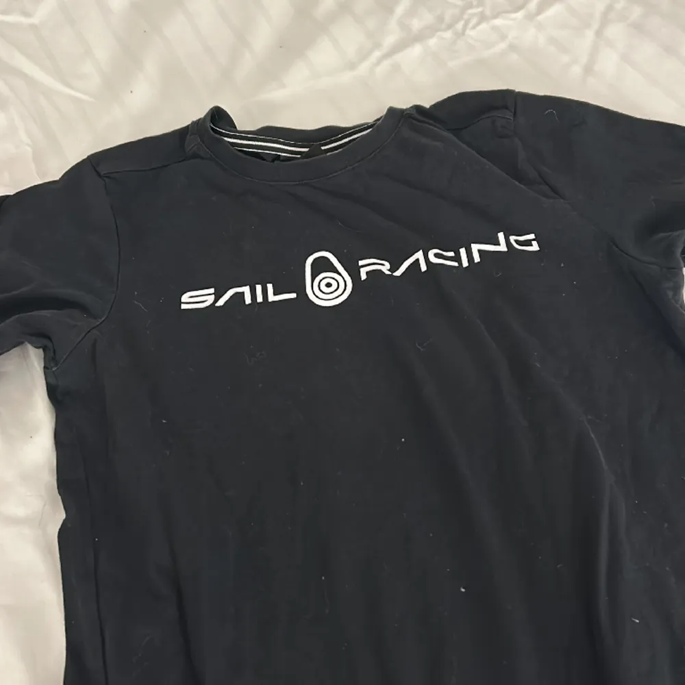 Säljer min sail racing t-shirt i super bra skick💞 säljer pga att jag aldrig använder länge . T-shirts.