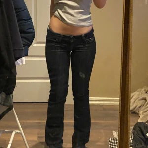 Lågmidjade jeans GUESS - Snygga lågmidjade jeans från GUESS, använt vid få tillfällen. Sitter perfekt på för mig som är 176 cm, skriv privat om intresserad eller önskemål av fler bilder💞💞💞storlek 36