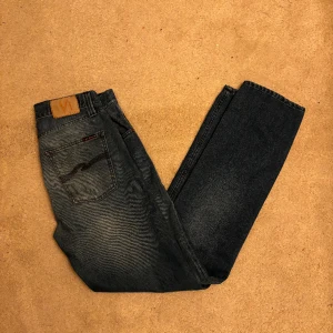 Nudiejeans 32/34 - Säljer ett par Nudie Jeans i mycket bra skick, bara använda ett fåtal gånger! ||Modell: Steddie Eddie || Skick: 10/10 || Sorlek: W32/L34 || Passform: straight fit/raka || Nypris: 1600    Frågor och funderingar? Hör gärna av dig!