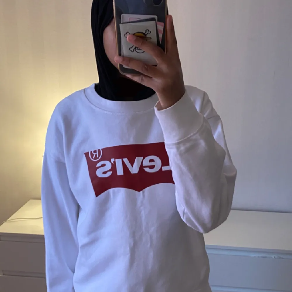 varm levis sweather i utmärkt skick och är oversized . Hoodies.