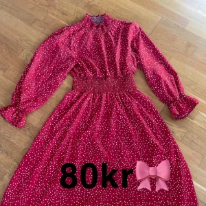Röd prickig klänning  - En röd prickig klänning perfekt till jul ❤️ Figursydd och är verkligen jätte skön 🥰🫶🏻