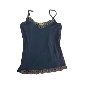 Blått linne - Mörkblått linne med paljetter, köpt secondhand . Skriv för fler bilder, pris går att diskutera! Storlek L men rätt liten i storleken.