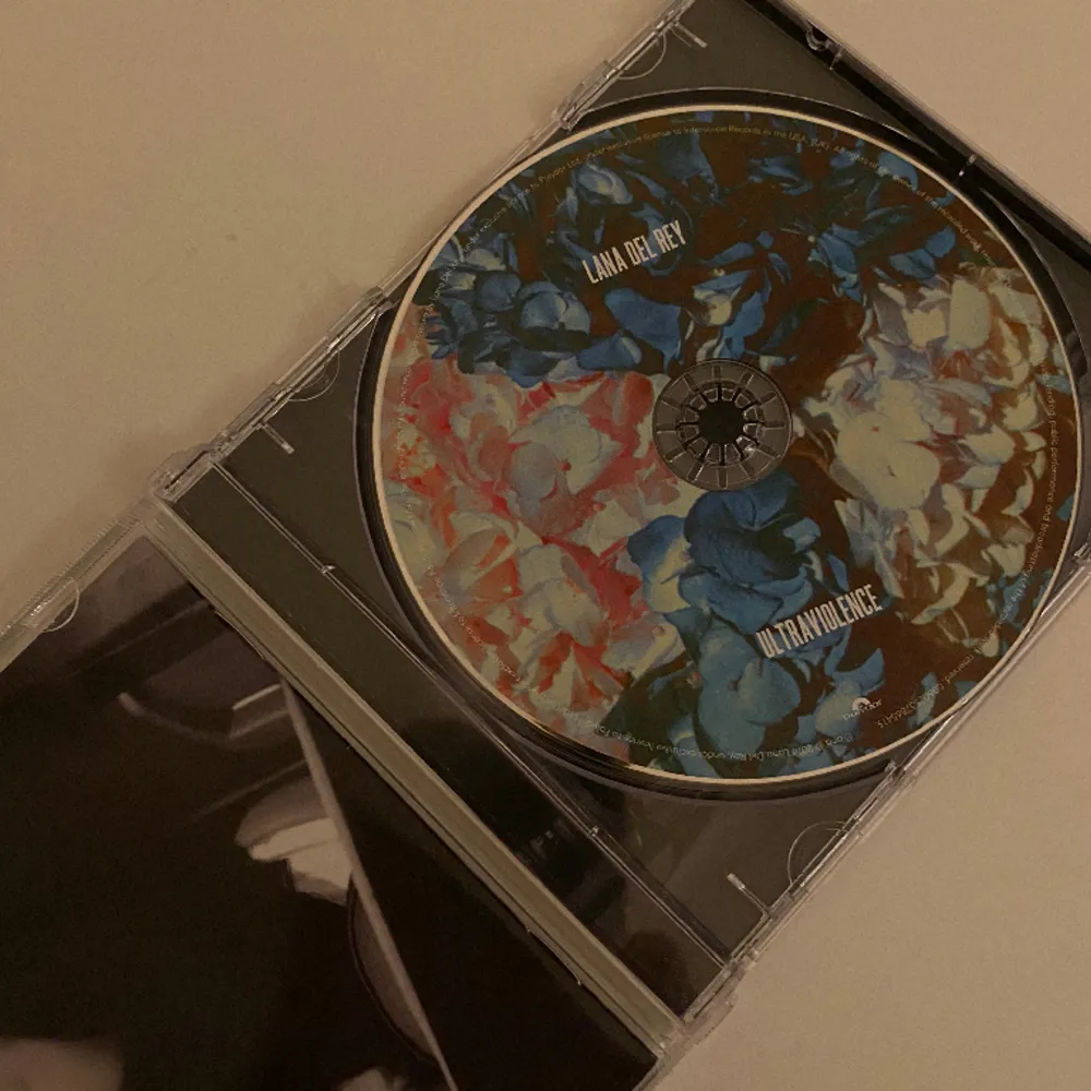 En lana del rey cd skiva, har spelat den 1-2 gånger, men är inte riktigt min musiksmak längre. Det är inga skador på skivan eller fodralet. Köparen står för frakten.. Accessoarer.