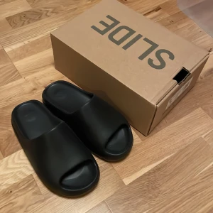 Yeezy Slides strl 43 - Yeezy slides i strl 43 , i nyskick. 