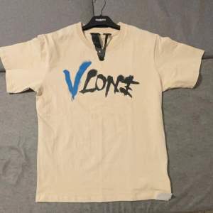 Snygg och trendig Vlone t-shirt. Helt ny.  Den är lite stor och säljer därför. Pris kan diskuteras 