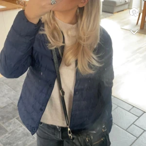Uniqlo jacka - Skitsnygg jacka från uniqlo!! Använd några gånger och nyskick, nypris 799 och jag säljer den för 500! Köp gärna med ”köp nu” stl M men passar mig som vanligtvis bär s (köpte M för jag var osäker ifall S skulle bli liten med hoodie under)