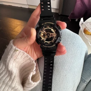 Casio G-Shock GA-110GB-1 - Den är i mycket bra skick. Nypriset är 1998 sek.  Viktiga funktioner: automatiskt LED-bakgrundsljus, magnetiskt skydd, 5 dagliga alarm, snooze, världstid, automatisk kalender, timer, kronograf, 20 atm vattentät, 12/24-timmarsvisning