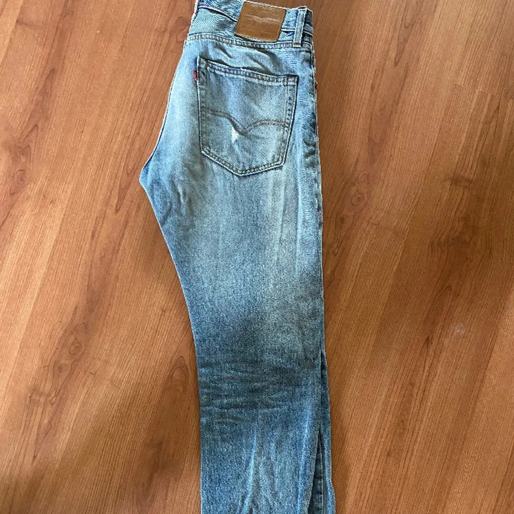 Säljer mina Levis jeans i storlek W:30 L:32 då de har blivit för små för mig (ordinarie pris ca 1000kr). De är i fint skick. Skriv vid frågor eller funderingar!. Jeans & Byxor.