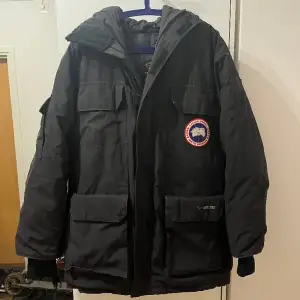 Hej säljer nu min canada goose jacka som jag haft i några år den är i bra skick förutom armen som har lite skada som man ser på den andra bilden men man får med sig extra som man kan byta och så är den äkta såklart.