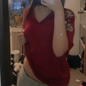 Röd oversized t-shirt  - Häftig röd t-shirt med v neck och design på, i bra sick och inga defekter, Läs bio❤️