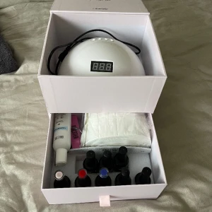 Gelpolish-kit från nailster  - Säljer mitt gelpolish-kit från nailster då jag tyvärr är för raslös för att sitta med mina naglar själv! Jättefint kit och produkterna är endast använda 5 gånger vilket gör att det mesta är i nyskick, vissa produkter är oöppnade och oanvända! 