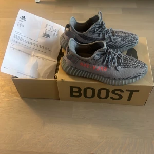 Yeezy Boost 350 V2  - Kvitto och Box. Använda en gång.  Yeezy Boost 350 V2 grey/borang/dgsogr