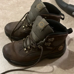 Timberland skor - Lite smutsiga och snöret är lite sönder.