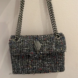 Väska  - Super fin väska från Kurt Geiger! En lite mer speciell väska som inte har några tecken på användning och varit bra omhändertagen.