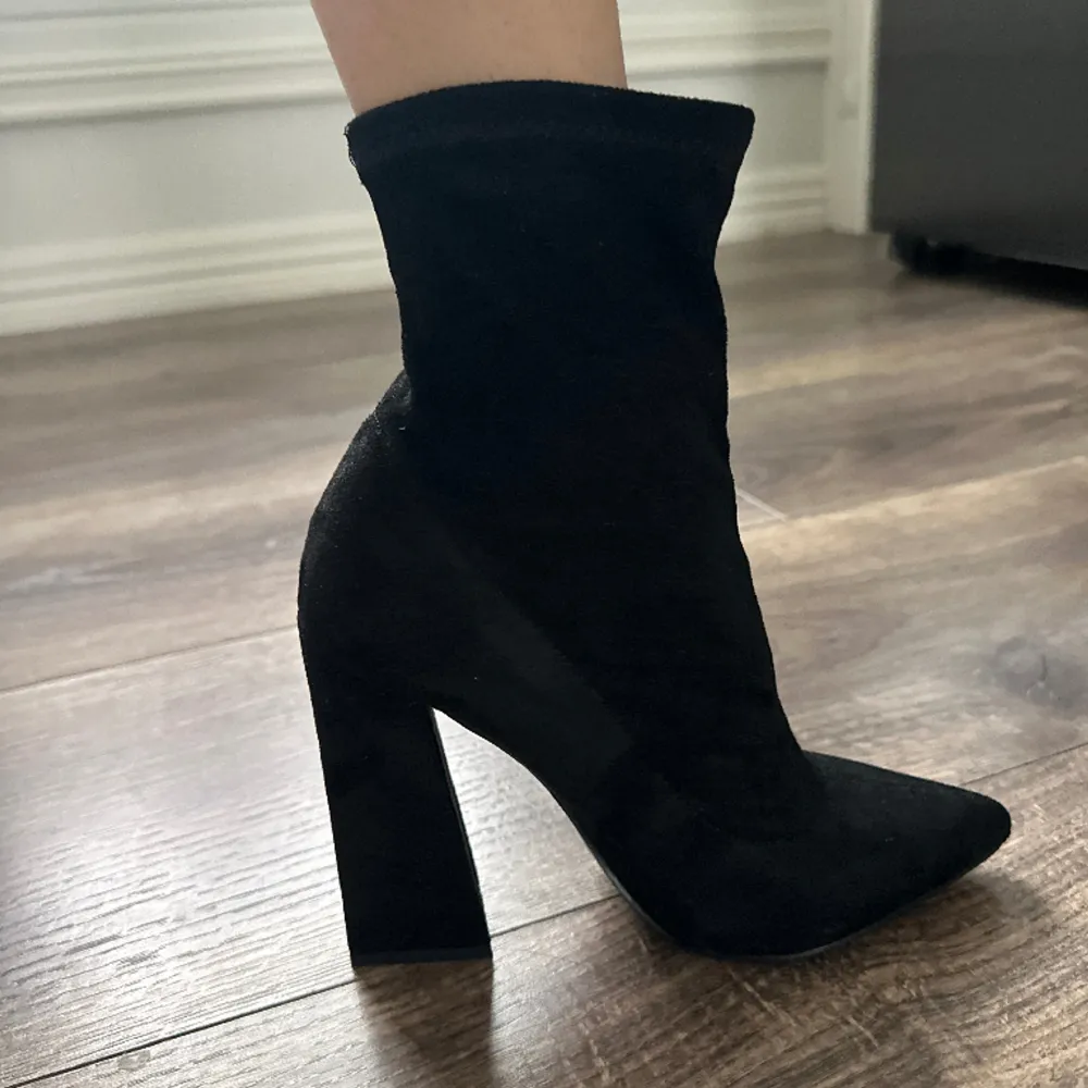 SPETSIGA SOCKBOOTS MED BRED PASSFORM FRÅN BOOHOO. Aldrig använd, storlek 37. . Kengät.