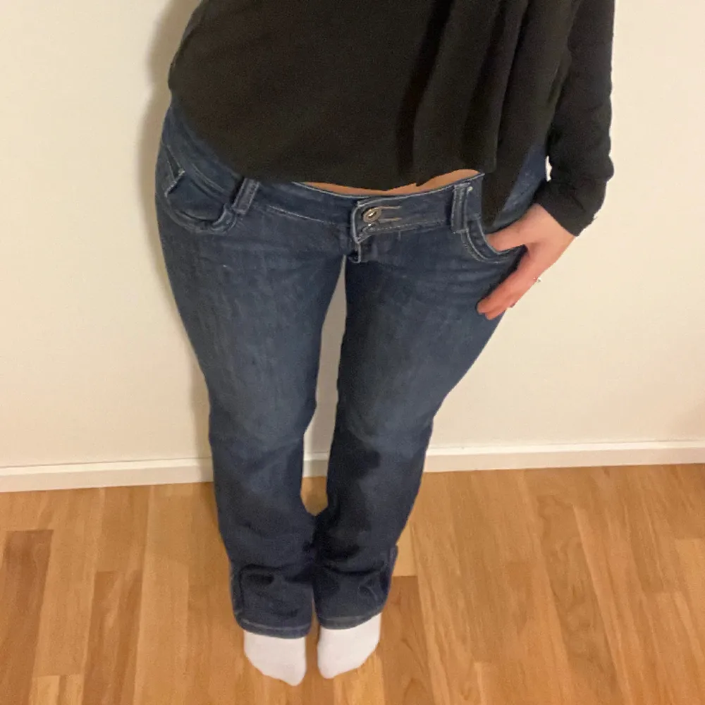 ALL INFO NEDAN: midjemått: 36/37cm💕Innerbenslängd:81cm💕 Jag är 160cm men de är en bra bit långa för mig, superfint skick som nya💕 halvt bootcut men inte flare💕 använd köp nu kvar så länge det ej är markerat sålt💕. Jeans & Byxor.