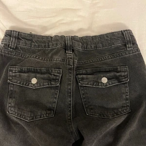 Jeans med fickor - Hej! jag säljer dessa super fina jeansen som tyvärr är förstora för mig, har sytt in en resår bak på jeansen (kom privat för mer info om det)! Säljer billigare pga resåren, nypris 500kr (använda endast 1 gång)! Kom privat för frågor!💗