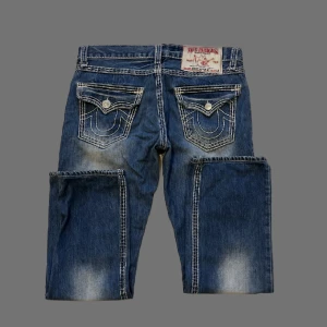TRUE RELIGION JEANS 33 - Skit snygga true religions jeans med tjock stitch  i storlek 33! Midjemåttet: 44cm tvärsöver innerbenslängd: 77cm PS; KOLLA IGENOM MITT KONTO NI KOMMER HITTA MÅNGA Y2K OCH VINTAGE PLAGG!