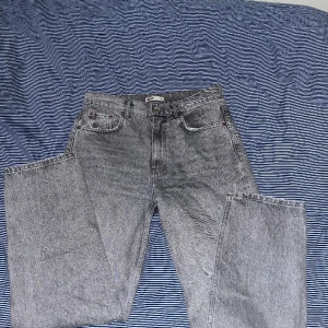 Jeans - Snygga gråa jeans från Gina, använda men i bra skick! Innebenslängd 75cm