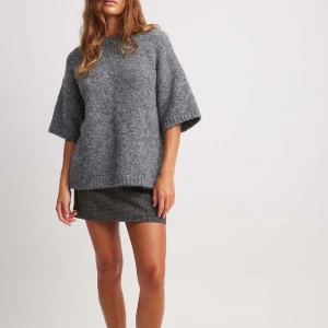 Stickad Tshirt - Säljer denna oanvända stickade t-shortsen från nakd. Oversized i storlek XS. Lappen är fortfarande kvar! 💗