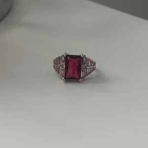 ioaku ring  - säljer denna helt oanvända ring från ioaku 🩷(pris kan diskuteras vid snabb affär)