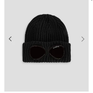 Cp company mössa - Säljer min svarta cp company mössa då jag inte använder den längre. Använd under förra vintern men bra skick på den. Inga märken eller liknande, bara lite noppig som går att fixa lätt Kan mötas upp i Hudiksvall