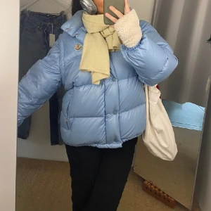 Vintage Moncler dunjacka  - Säljer denna fina ljusblåa vintage monclerjackan köpt från vestiarie collective.  Den har en knapp som fallit av (syns inte alls när man använder jackan). Sen kan man inte öppna fickan på vänster sida då dragskon har gått av.   Därav det billiga priset. 