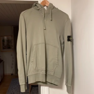Stone island hoodie  - Nypris 2500 Har blivit lite urtvättad men fortfarande fräsch att ha på sig Storlek small