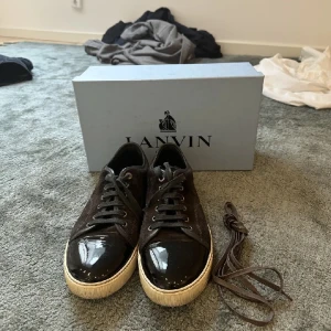 Lanvin size 10 - Lanvin size 10=43-44 EU | Brun mocka, svart glans | toppen skick! | Vårt pris 2400kr, nypris 5000kr | 