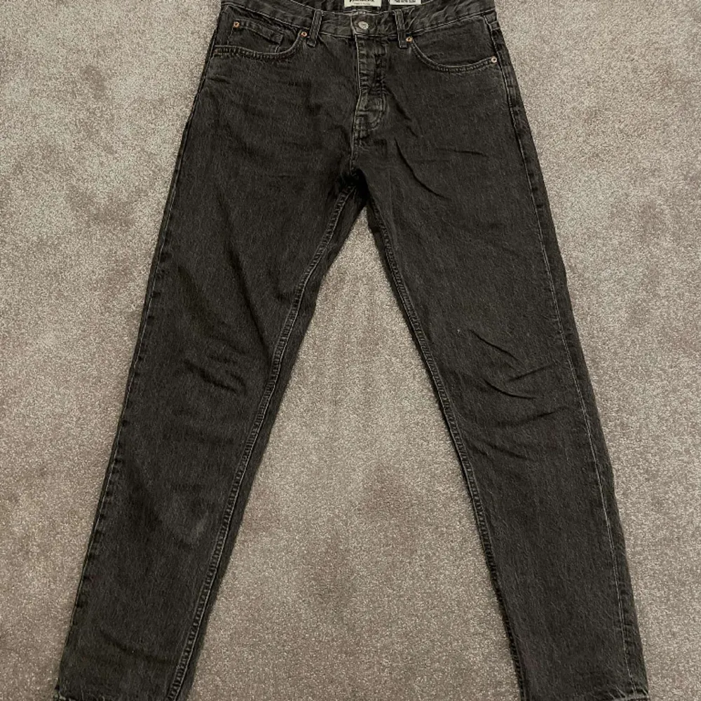 Mörkgråa Jeans (Slim) Använda flitigt inga tecken på användning  Sitter bra om du är mellan 180 till 188 cm. Jeans & Byxor.
