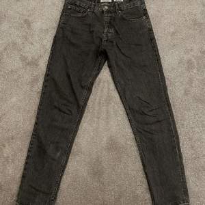 Mörkgråa Jeans (Slim) Använda flitigt inga tecken på användning  Sitter bra om du är mellan 180 till 188 cm