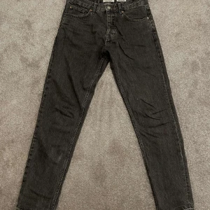 Gråa Jeans - Mörkgråa Jeans (Slim) Använda flitigt inga tecken på användning  Sitter bra om du är mellan 180 till 188 cm